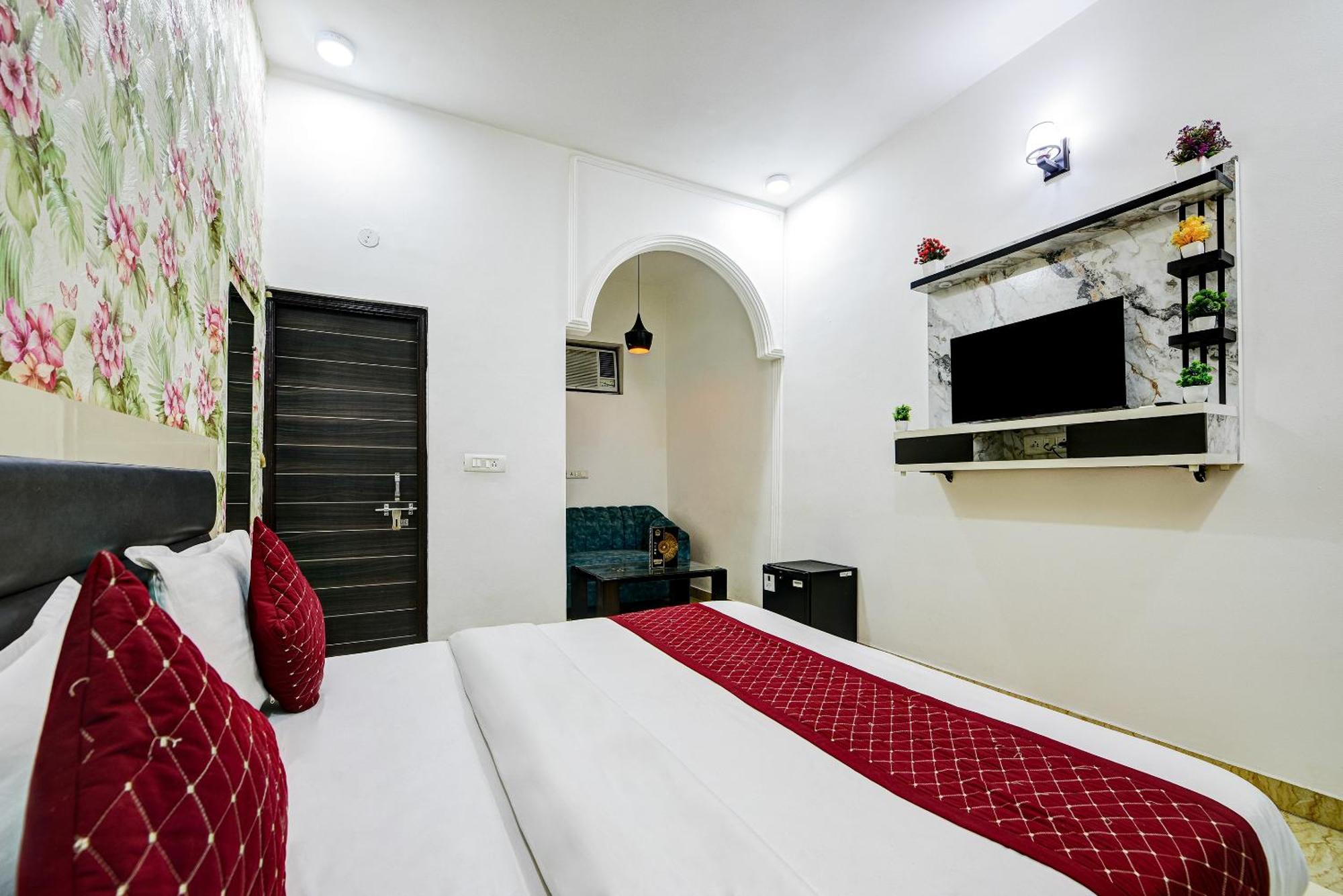 Costaa La Cage Near Delhi Airport By Gross Group Hotel 4*